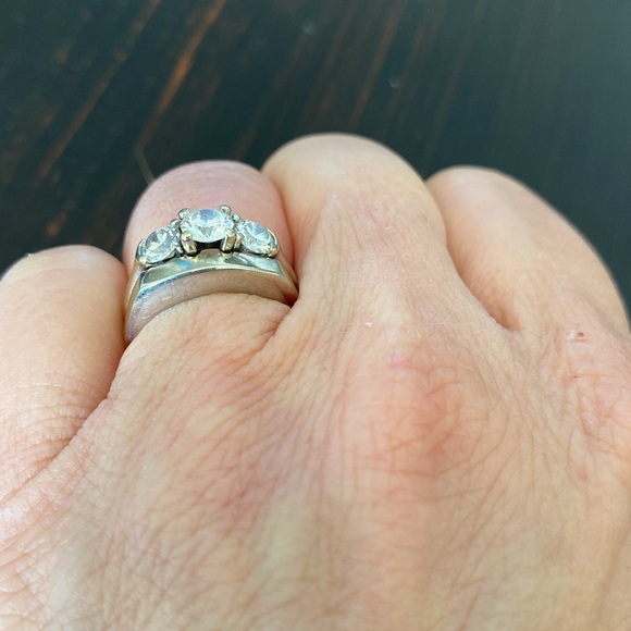 Elegant White Gold Diamond Ring - Picture 6 of 10